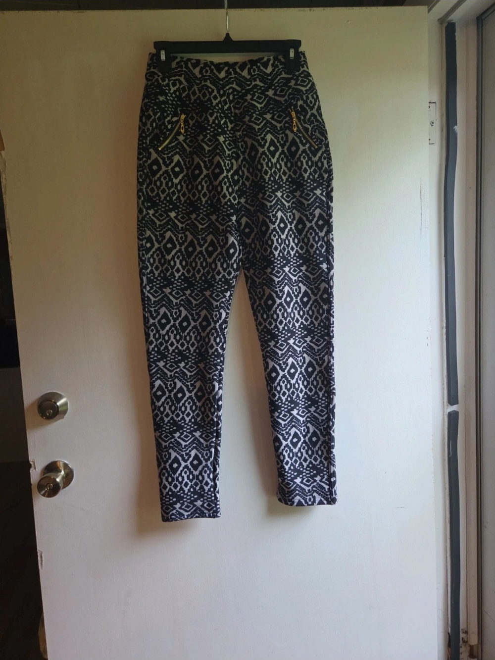 Black & White Geometric Leggings with Gold Zipper Accents - Picture 5 of 6